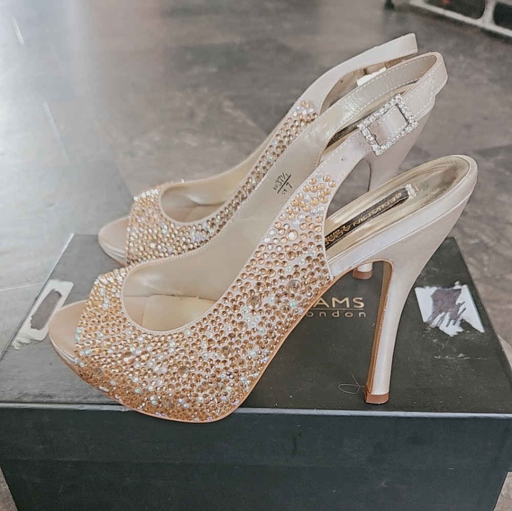 Size 7 brand new Benjamin Adam's heels